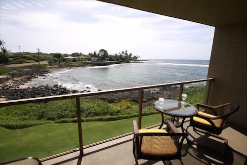 Ocean Front Condo with AC, Watch Sea Turtles from Our Lanai