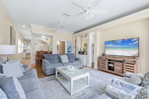 Luxury townhome steps away from Siesta Key Village and Beach!