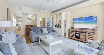 Luxury townhome steps away from Siesta Key Village and Beach!