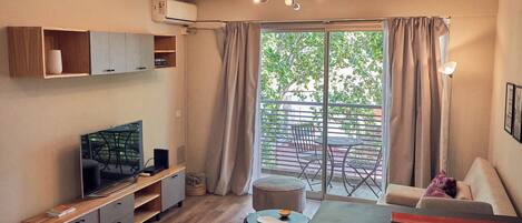 TV, DVD player, livros, aparelho de som