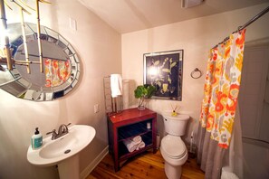 Ensemble baignoire-douche, séchoir à cheveux