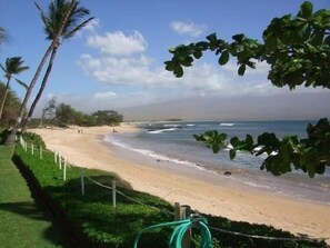 Na praia, espreguiçadeiras, toalhas de praia 