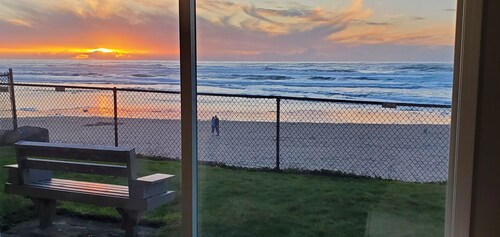 Sea Gypsy Condo Ground Floor/Right on the Beach
Beach, Sunsets, Bonfires, Pool