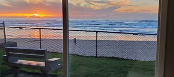 Sea Gypsy Condo Ground Floor/Right on the Beach
Beach, Sunsets, Bonfires, Pool