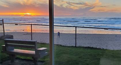 Sea Gypsy Condo Ground Floor/Right on the Beach
Beach, Sunsets, Bonfires, Pool