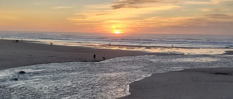 Aan het strand, ligstoelen aan het strand, strandlakens