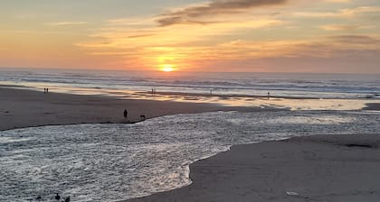 Sea Gypsy Condo Ground Floor/Right on the Beach
Beach, Sunsets, Bonfires, Pool