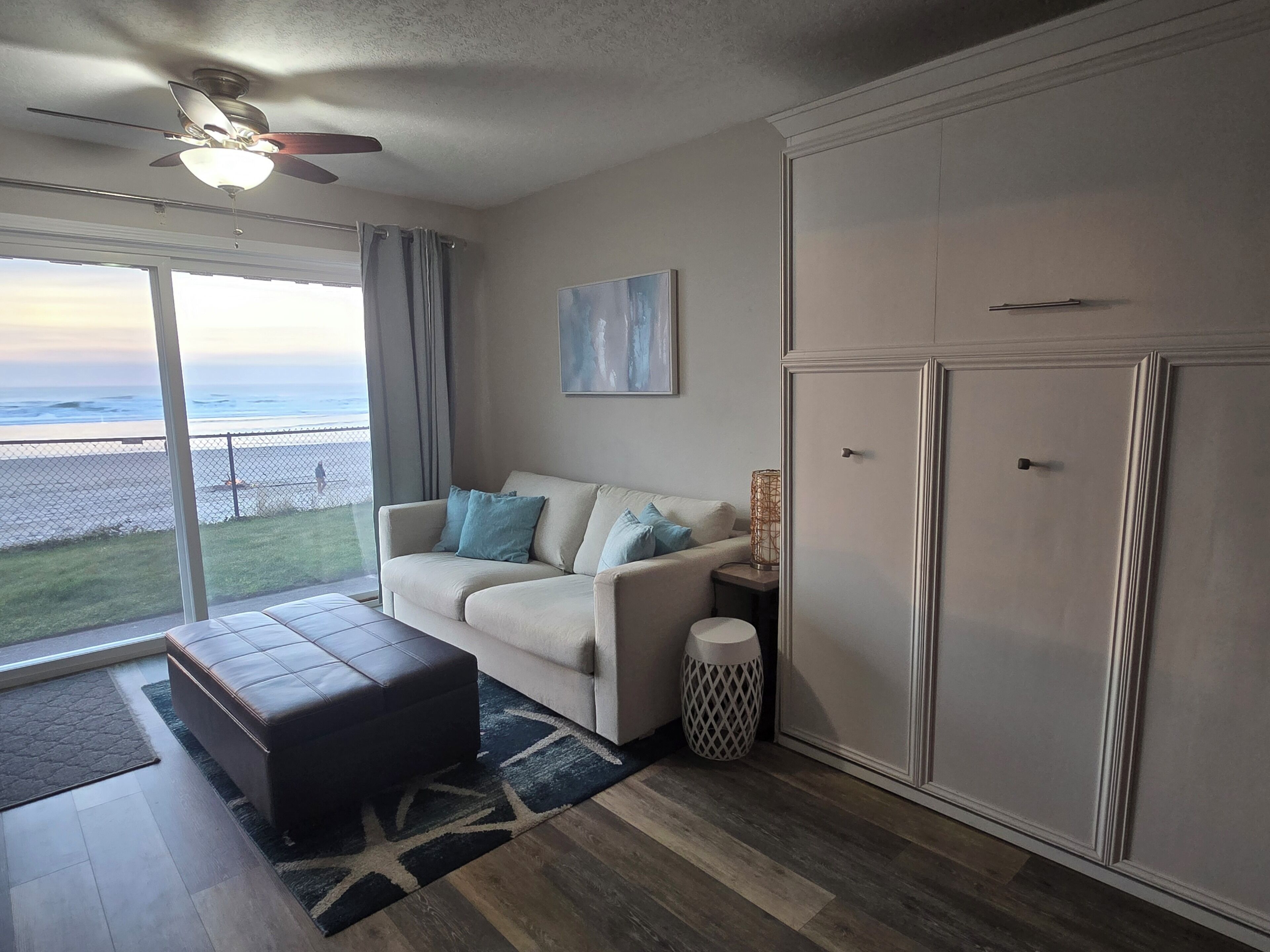 TV connectée, lecteur de DVD, livres, vidéothèque