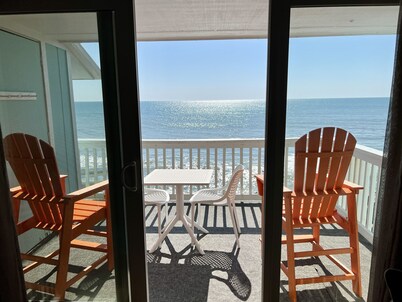 Lovely Oceanfront Condo w/ Vast Top Floor Views; Pool; WiFi/Cable; Quiet; 2 Max