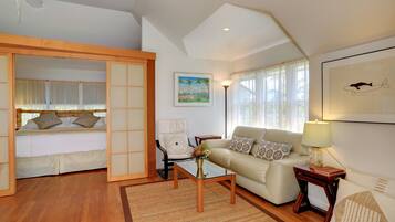 TV, DVD player, books, stereo