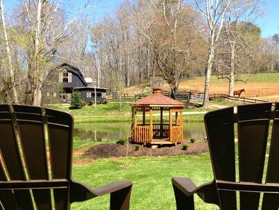 17 Acre Private Horse Farm~Fireplace~Hot Tub~Quiet~Secluded