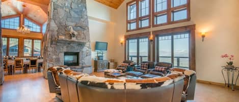 Télévision, cheminée, lecteur de DVD