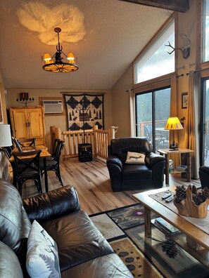 Smart TV, fireplace, DVD player - Views-Views-Views ,Private Location,Hot Tub,Wood Burning Fp (Estes Park)