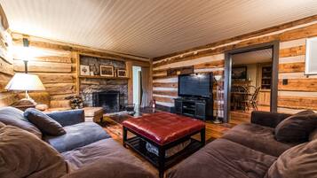 Een televisie, een open haard, een dvd-speler en tafelvoetbal