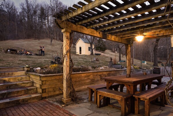 Outdoor dining - Stunning Family/Friends Retreat,110 Private Acres, Renovated Historic Home (Madison)