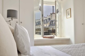 1 slaapkamer, een strijkplank/strijkijzer, reisbedje, gratis wifi