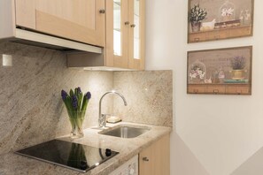 Een koelkast, een magnetron, een kookplaat