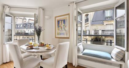Perfect for 3! Charming-Top of Eiffel View-Rue Cler Markets