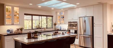 Kylskåp, mikrovågsugn, ugn och spishäll