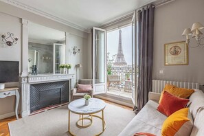 TV, fireplace - Stunning & Bright, Sleeps 6, w/Big Balcony and Amazing Paris Views (Paris)