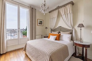 2 bedrooms, iron/ironing board, travel crib, free WiFi - Stunning & Bright, Sleeps 6, w/Big Balcony and Amazing Paris Views (Paris)