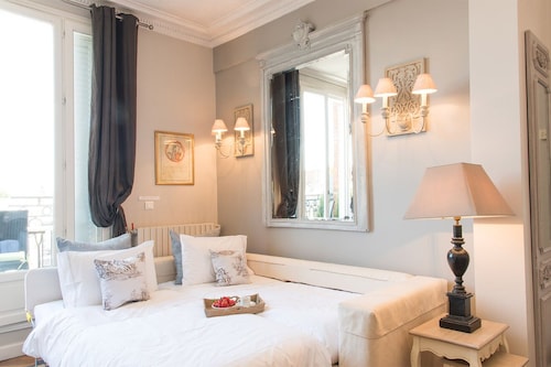 販売！ 見事で明るい、6人用、大きなバルコニー付き、そして素晴らしいパリの眺め