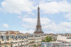 La Torre Eiffel junto a la arquitectura parisina circundante.