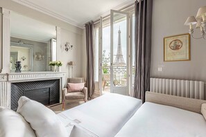 2 bedrooms, iron/ironing board, travel cot, free WiFi - Stunning & Bright, Sleeps 6, w/Big Balcony and Amazing Paris Views (Paris)