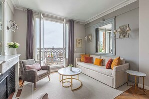 TV, fireplace - Stunning & Bright, Sleeps 6, w/Big Balcony and Amazing Paris Views (Paris)