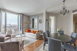 Interior - Stunning & Bright, Sleeps 6, w/Big Balcony and Amazing Paris Views (Paris)