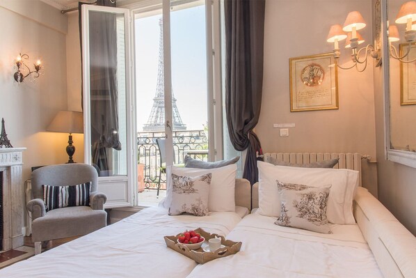 2 bedrooms, iron/ironing board, travel crib, free WiFi - Stunning & Bright, Sleeps 6, w/Big Balcony and Amazing Paris Views (Paris)