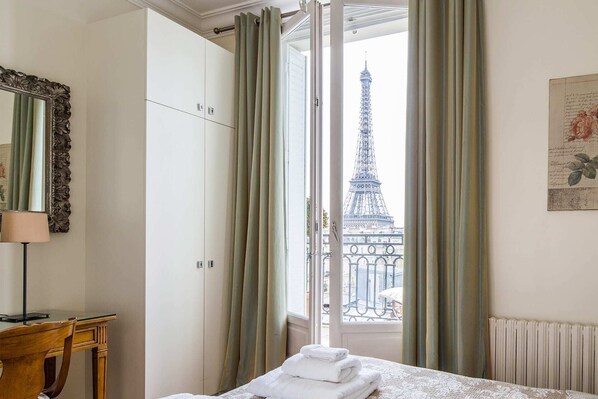2 bedrooms, iron/ironing board, travel crib, free WiFi - Stunning & Bright, Sleeps 6, w/Big Balcony and Amazing Paris Views (Paris)