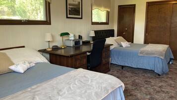 2 habitaciones, escritorio y tabla de planchar con plancha