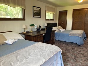 2 habitaciones, escritorio y tabla de planchar con plancha