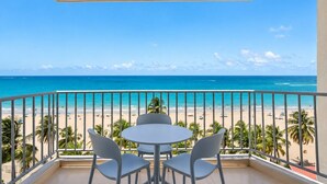 Een balkon met uitzicht op een strand en zee.