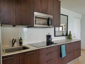 Refrigerador, microondas, placa de cocina, cafetera/tetera