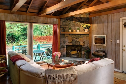 Bakery Redwood Retreat with Creek Access