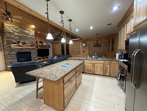 Fridge, microwave, oven, stovetop - Luxury Knotty Pine Cabin IN THE Pinetop Lakes C.C (Pinetop-Lakeside)