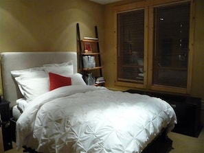 1 habitación, tabla de planchar con plancha, wifi gratis y ropa de cama