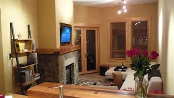 Smart-TV, Kamin, DVD-Player, Bücher