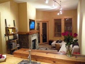 Smart TV, chimenea, reproductor de DVD, libros