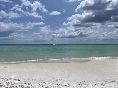 COZY, CHIC BEACH HOME 3BEDS/3 BATH, STEPS TO THE BEACH & ALL THE ACTION