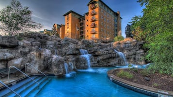 Een binnenzwembad en een verwarmd zwembad