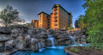 Riverstone Resort 2bd/2bth Lux Condo-SEPT SPECIAL-159.00 nt! 5 min to Dollywood