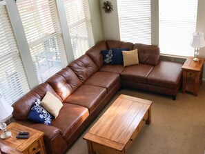 智能电视、壁炉、书、立体声音响