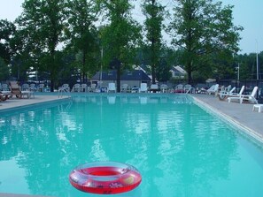 Outdoor pool, a heated pool - Staterooms 2D, Road View, newly built, seasonal heated pool, beach nearby (Holland)
