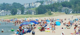 Staterooms 2D, Road View, newly built, seasonal heated pool, beach nearby