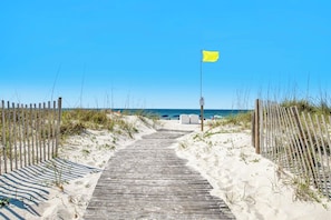 På stranden, solstolar och strandhanddukar