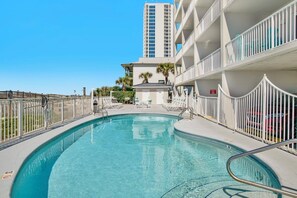 Alberca al aire libre y alberca climatizada