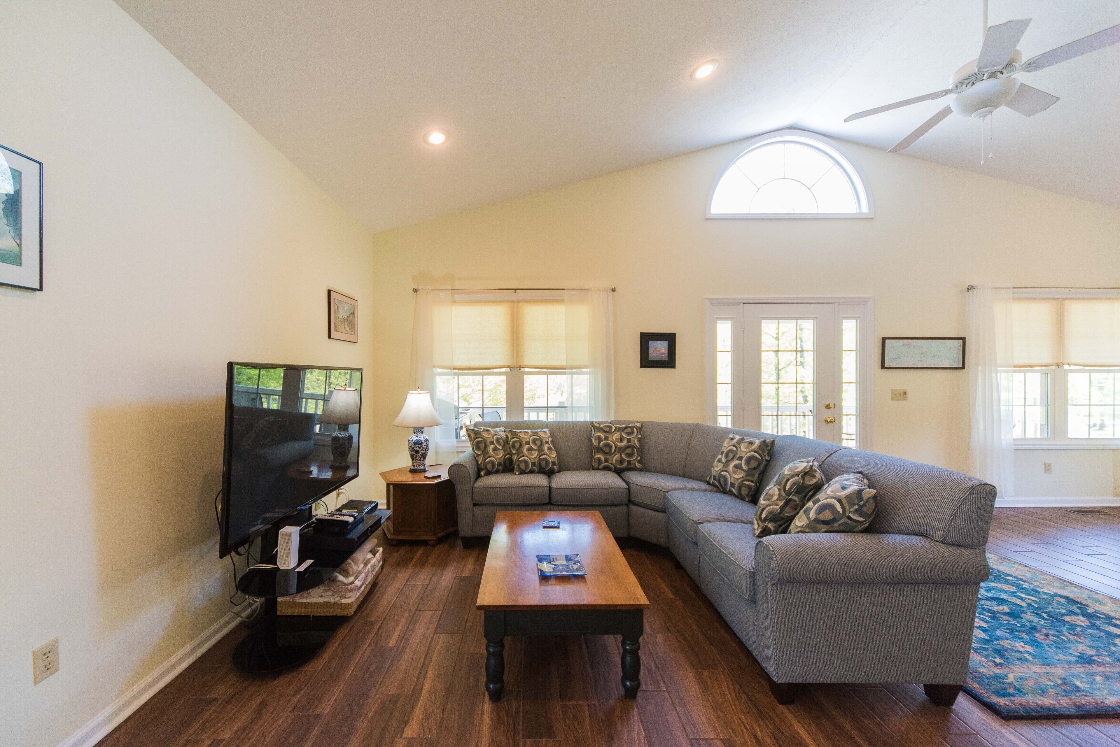 Smart TV, fireplace, Netflix, Hulu